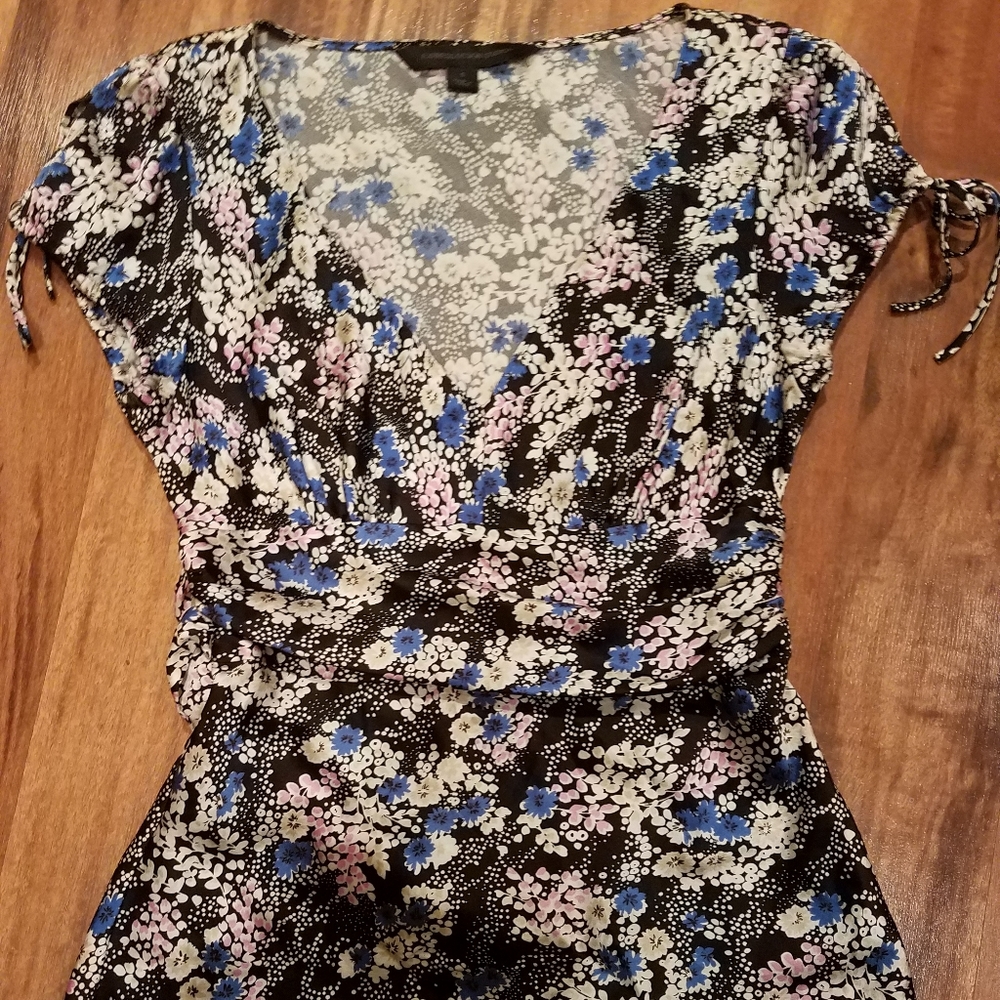 Women's Express floral silk vneck top size small